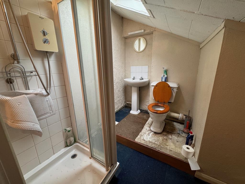 Lot: 106 - PERIOD COTTAGE FOR IMPROVEMENT - Shower room/W.C.